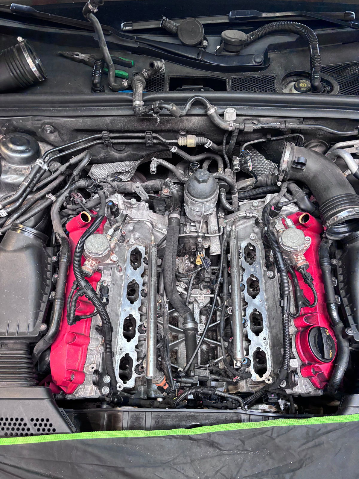 V8-Motorraum mit sichtbaren Einlasskanälen